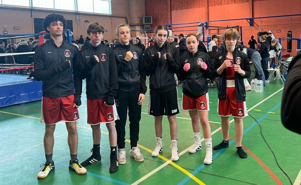 un groupe de jeune qui ont participer à une compétition de boxe anglaise